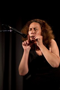 Eva Hanh, musicienne, en train de "conter fleurette" au public...