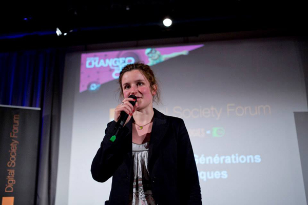 Flore Berlingen, fondatrice de OuiShare pendant le Digital Society Forum