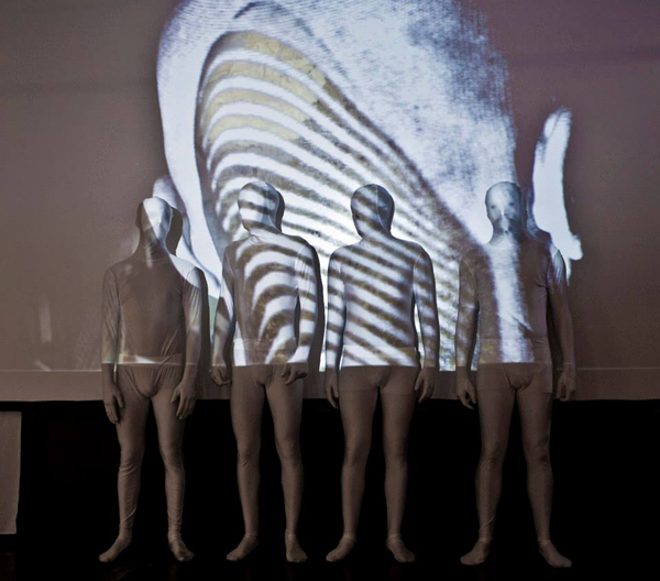 Clonage sur fond de Babel : Une performance de clones et video. Par Régine Gaud et Leyokki. Visiter la galerie de Régine Gaud : http://www.regine-gaud.com/