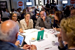 On cogite sévère pendant le knowledge café BVA On aperçoit l'équipe de Triple C et d'Eloi Choplin au fond, de grands professionnels (dispositifs interactifs et vidéo).