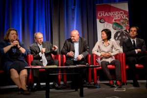 Bettina Laville, Michel Rocard, Didier Pourquery, Thanh Nghiem, Philippe Dessertine « Pour une Utopie revisitée : inventer les bases d’une nouvelle société ». Table ronde présidée par Michel Rocard. Animation : Didier Pourquery, Rédacteur en chef Développement Editorial du quotidien Le Monde, partenaire média du Forum Changer d’Ere.