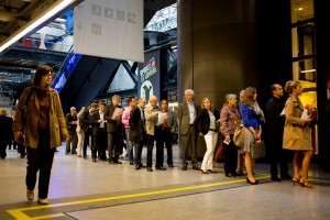 Le public, discipliné, jette un oeil au programme